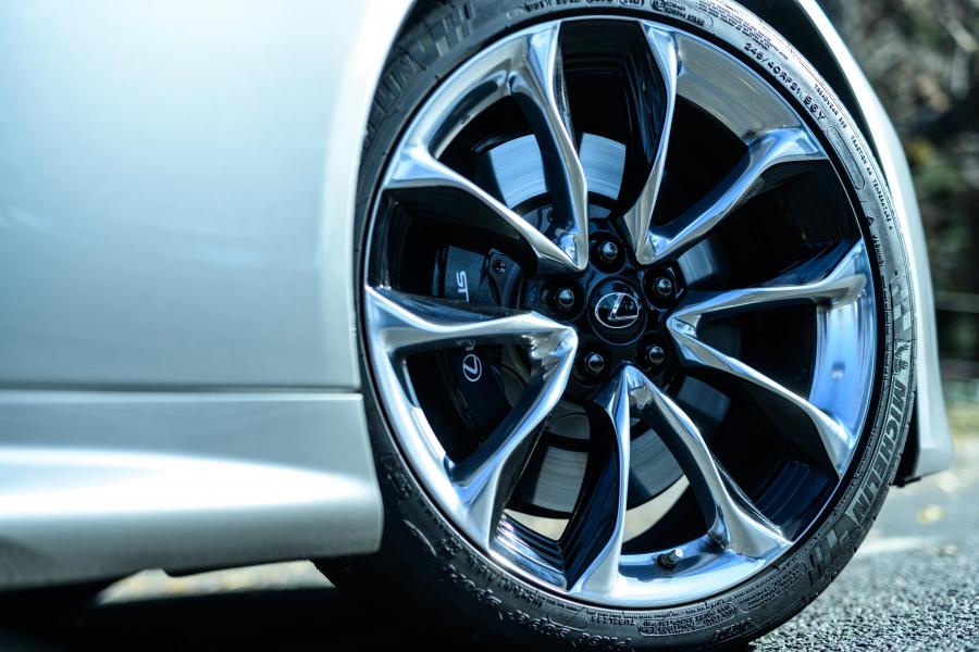 Колеса Lexus LC500h 2017 года  (JP) (фото 15 из 30)